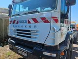 un camion garé sur le côté de la route