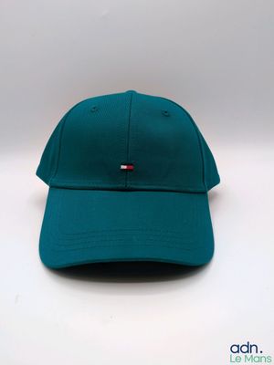 un bonnet de couleur bleu sarcelle avec une bande rouge sur le devant
