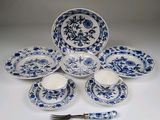 service de table en porcelaine bleue et blanche, comprenant une fourchette et un couteau