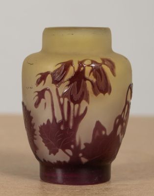 un vase avec un motif floral sur une table