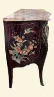 Commode galbée en bois laqué noir à décor imitant le vernis … (photo 6)