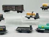 de nombreux modèles réduits de trains exposés sur une table