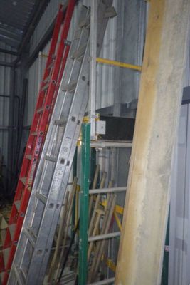 de nombreuses échelles appuyées contre le mur