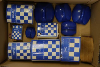 une boîte contenant des objets à carreaux bleus et blancs