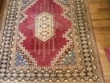 un tapis posé sur le sol d'une pièce dotée d'un parquet