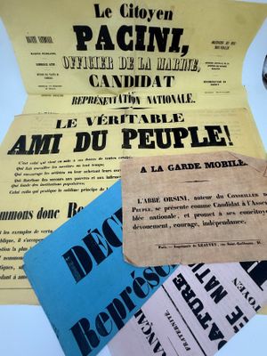 plusieurs vieux journaux français posés sur une table
