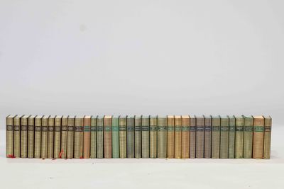 une pile de vieux livres posée sur une surface blanche