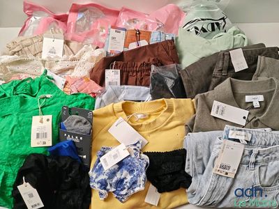 un tas de vêtements posés sur une table