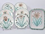 plusieurs assiettes ornées de fleurs et de feuilles, disposées les unes à côté des autres