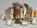 de nombreux types de savons et de pains de savon sur la table