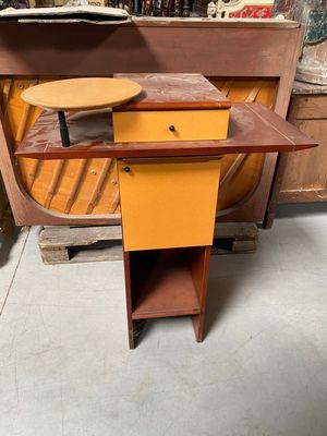 une petite table avec un petit plateau posée dans une pièce