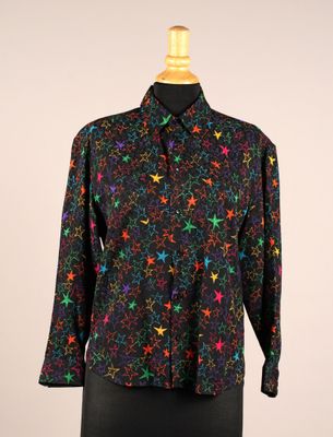 un t-shirt noir orné d'étoiles multicolores