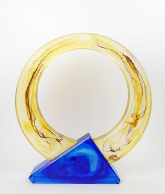 un anneau bleu et jaune orné d'un triangle