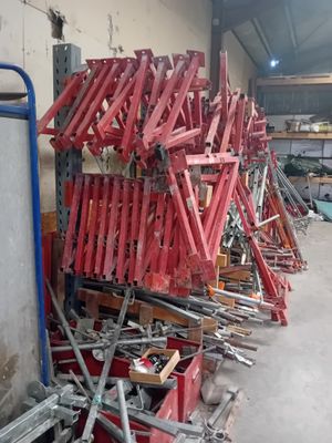 un gros tas d'outils entassés dans un entrepôt
