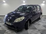 la photo d'une petite voiture bleue garée dans un garage