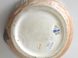 une assiette blanche ornée d'un motif marron et bleu