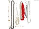 de nombreux colliers et bracelets variés sur fond blanc