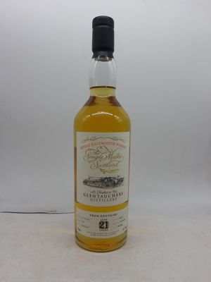 une bouteille de whisky posée sur une surface blanche