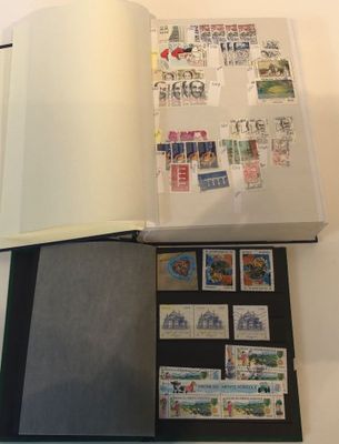 un livre ouvert avec des timbres, posé sur une table