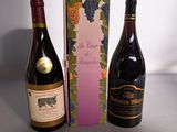deux bouteilles de vin posées l'une à côté de l'autre
