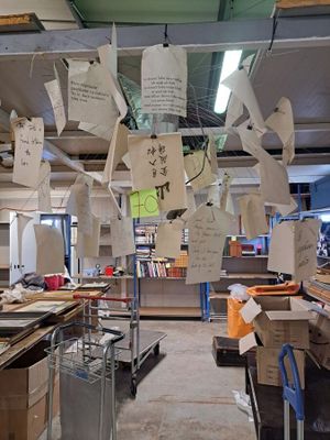 plusieurs feuilles de papier suspendues au plafond d'un atelier