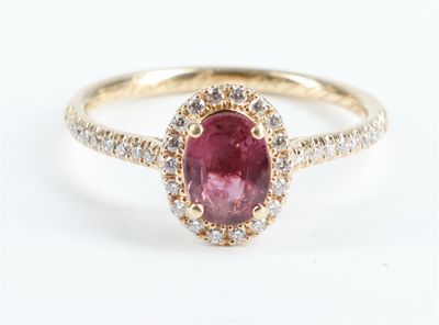 un gros plan d'une bague en tourmaline rose et diamants