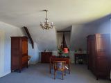 une photo d'une chambre à coucher avec un lustre et un bureau