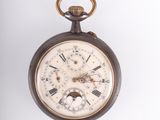 une vieille montre de poche accrochée au mur