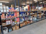 de nombreux cartons et boîtes sur les étagères de l'entrepôt