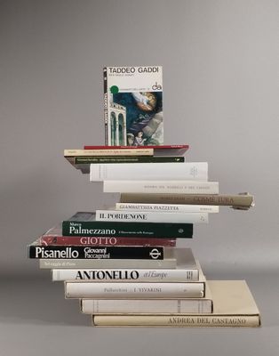 plusieurs livres empilés sur une table