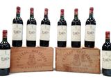 six bouteilles de vin rouge sont alignées