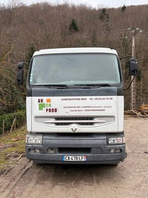 un camion garé sur le côté de la route