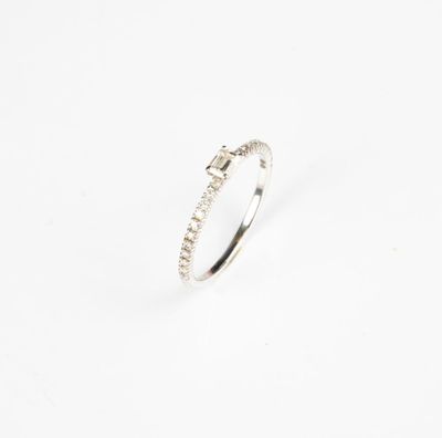 bague en or blanc et diamants sur fond blanc