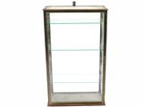 une vitrine avec des étagères en verre et un socle en métal