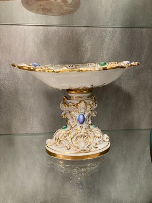 une vitrine en verre surmontée d'un bol