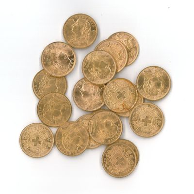 une pile de pièces d'or sur une surface blanche