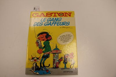 la couverture d'une bande dessinée sur laquelle figure un homme tenant un chat dans ses bras