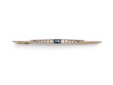 une broche en forme de barre, sertie de saphirs et de diamants