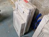 une pile de cartons posée par terre près d'un mur
