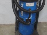 une photo d'un aspirateur bleu et noir posé sur un chariot