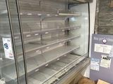 de nombreuses étagères vides dans un magasin