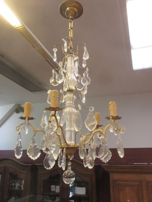 un lustre suspendu au plafond d'une pièce
