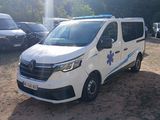 une camionnette blanche garée dans la poussière