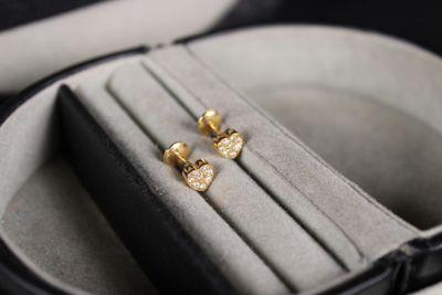 une paire de boucles d'oreilles rangées dans un étui