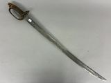 une vieille épée avec un manche en bois sur une surface blanche