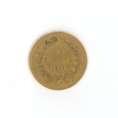 une pièce d'or sur une surface blanche avec un fond blanc