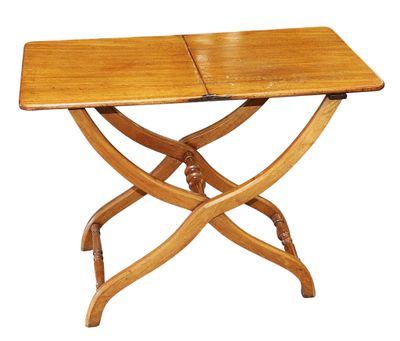 une image représentant une table en bois avec un plateau en bois et deux pieds croisés
