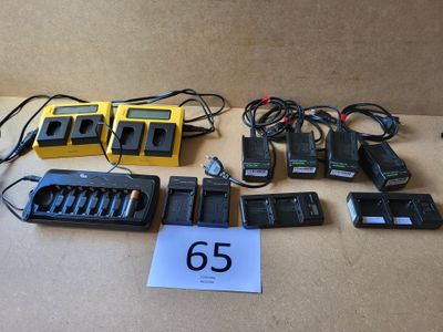de nombreuses batteries et chargeurs différents disposés sur la table