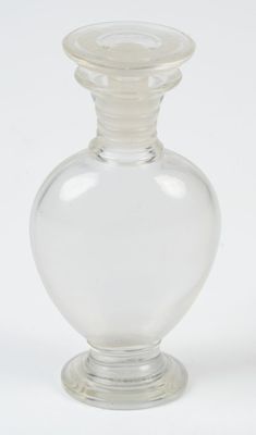 un vase en verre transparent avec un socle transparent sur fond blanc