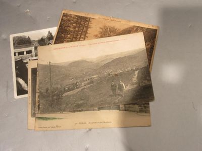 quelques vieilles photos montrant des personnes marchant sur un pont au-dessus d'une rivière